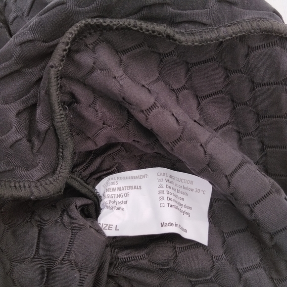 Booty flattering cheeky black yoga pants - Picture 3 of 3